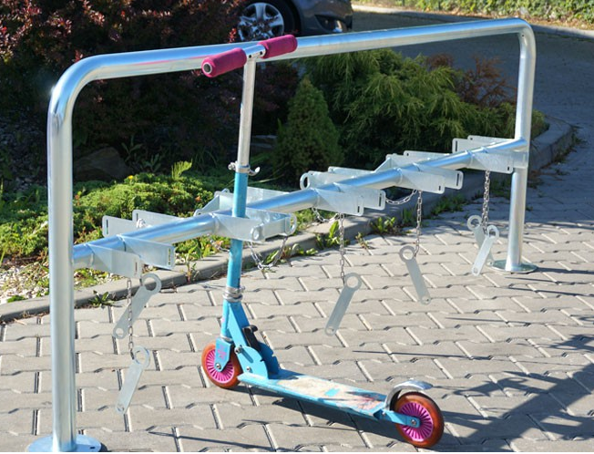 Stojak na hulajnogi obustronny z poprzeczką - 10 stanowisk