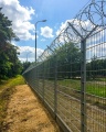 zasieki concertina fi 450 mm na ogrodzeniu panelowym