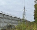 Zasieki płaskie - przykład montażu na ogrodzeniu betonowym