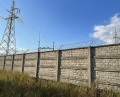 Zasieki płaskie na ogrodzeniu betonowym